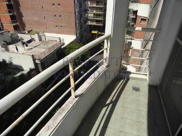 Balcarce / Tucuman. Monoambiente con Balcon al Frente